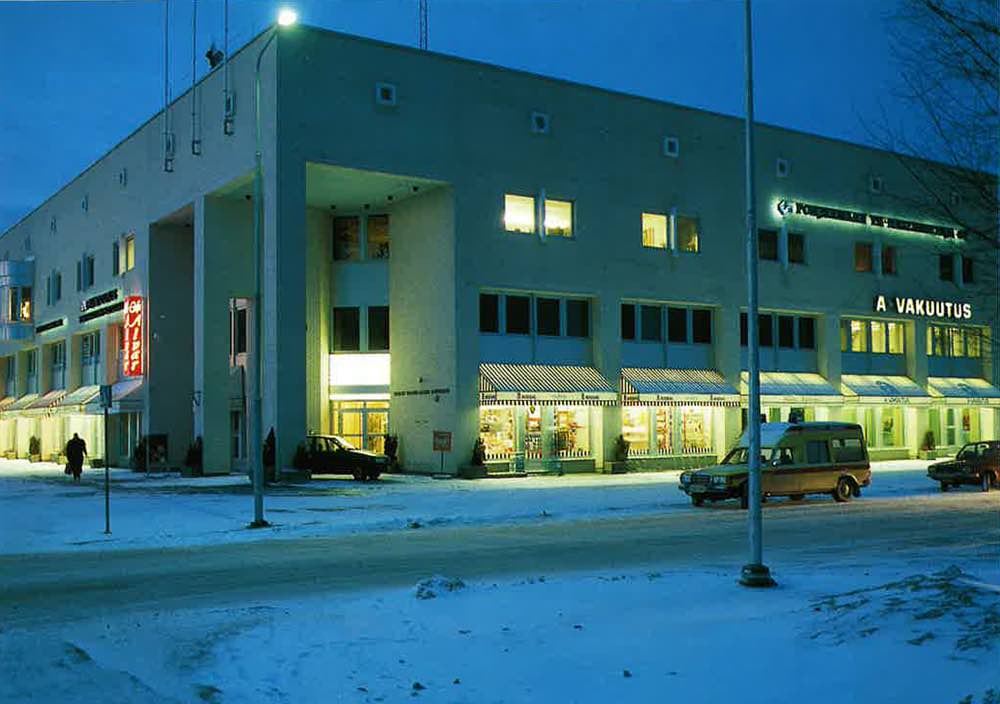 Seinäjoella sijaitseva vaalea toimistorakennus talvisessa säässä.