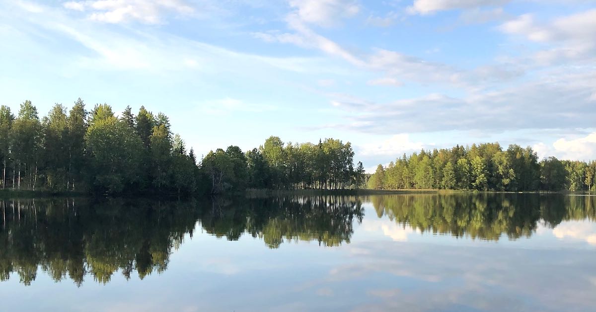 Tyyni suomalainen järvimaisema.